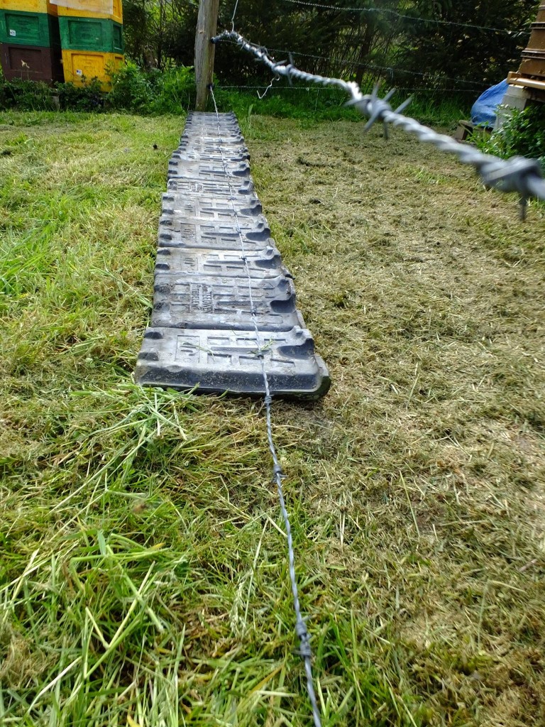 dispositif empêcher pousse herbe en-dessous barbelé