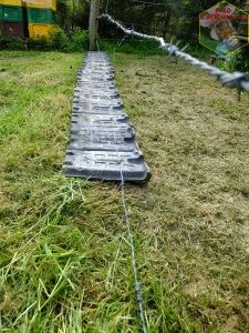 dispositif empêcher pousse herbe en-dessous barbelé