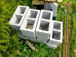nid de mesange dans un bloc de béton