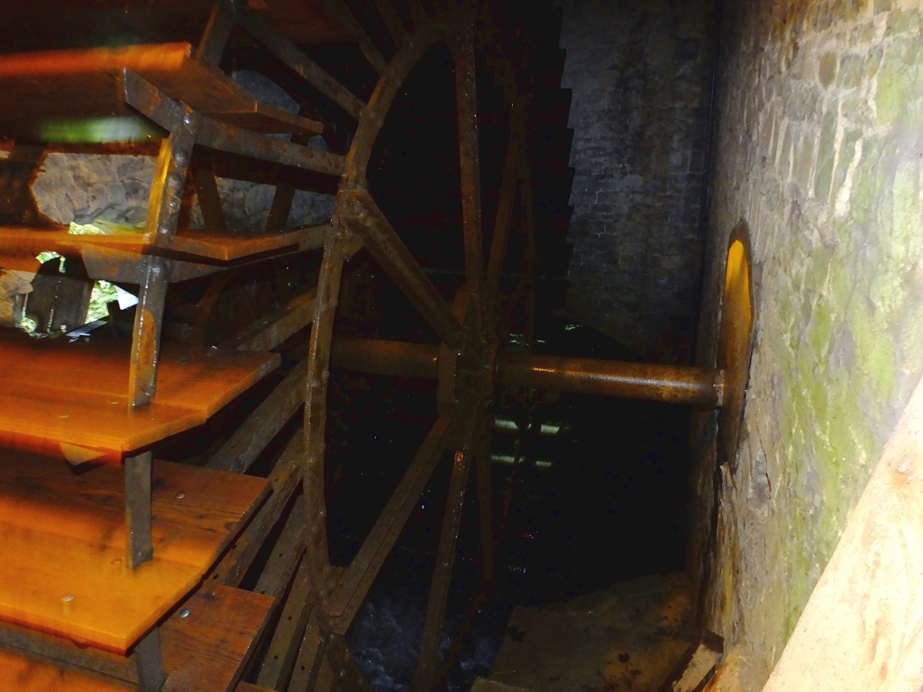Ancien moulin à eau en fonctionnement: le moulin de Spontin